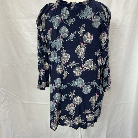 3/$35 Navy with pink, grey, blue flowers. Tie front 2X - Picture 2 of 3